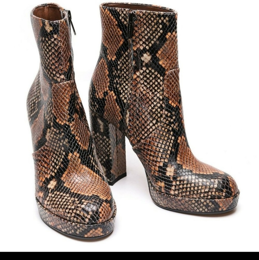 NWOT VINCE CAMUTO jemeria leather booties